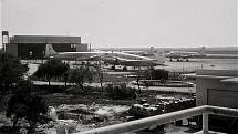 Velký hangár na letišti  Lod, historický snímek ze sbírky Marvina Goldmana