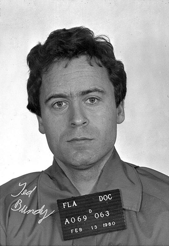 Ted Bundy v roce 1980, den poté, co byl odsouzen za vraždu a znásilnění těla dvanáctileté dívky.