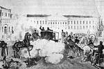 Scéna atentátu ze dne 13. března 1881 po explozi první bomby. Tu císař ve svém kočáře ještě přežil