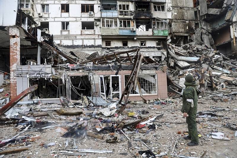 Zničená budova v ukrajinském Mariupolu na snímku z 13. dubna 2022