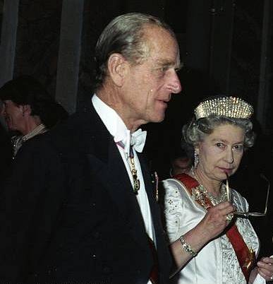 Královna Alžběta II. s manželem v roce 1992. Královna má na sobě korunu známou pod názvem tiára Kokoshnik