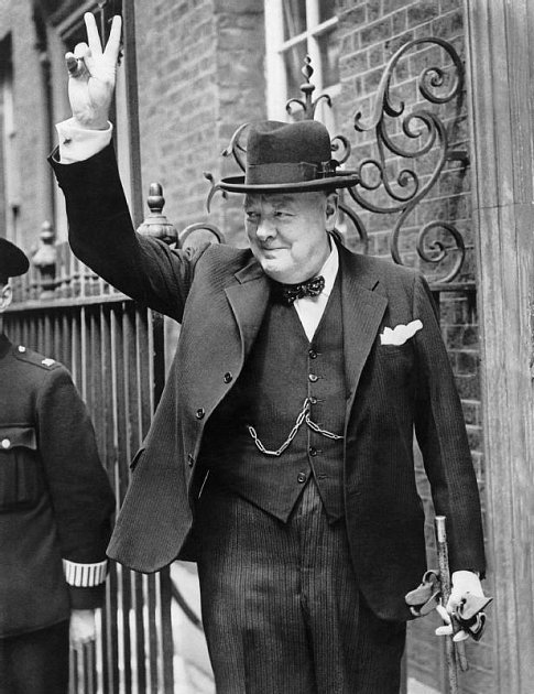 Britský premiér Winston Churchill dovedl Spojené království k vítězství ve 2. světové válce. Když Němci v roce 1943 sestřelily komerční let BOAC 777, podle některých teorii mělo jít o nepovedený atentát právě na Churchilla.
