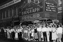 Chicagské kino chvíli poté, co u něj byl zastřelen legendární gangster John Dillinger. Na místě se shromáždily stovky zvědavců, někteří si namáčeli věci v Dillingerově krvi.