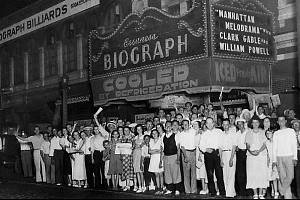 Chicagské kino chvíli poté, co u něj byl zastřelen legendární gangster John Dillinger. Na místě se shromáždily stovky zvědavců, někteří si namáčeli věci v Dillingerově krvi.