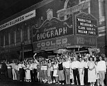 Chicagské kino chvíli poté, co u něj byl zastřelen legendární gangster John Dillinger. Na místě se shromáždily stovky zvědavců, někteří si namáčeli věci v Dillingerově krvi.