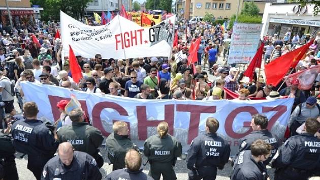 Demonstranti se střetli s policií.