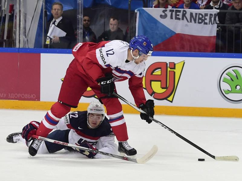 Radek Faksa (v červeném) a Frank Vatrano u USA.