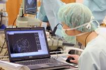 Operace pacienta s rakovinou prostaty metodou zavedení zářiče přímo do orgánu - ilustrační foto