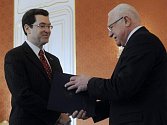 Nový americký velvyslanec v Česku Norman Eisen (vlevo) předal 28. ledna na Pražském hradě prezidentu Václavu Klausovi pověřovací listiny.