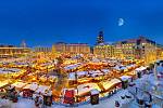 Drážďanský Striezelmarkt v zimním hávu oděný celý do bílého. Autor snímku: Sylvio Dittrich