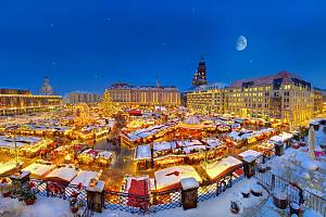 Drážďanský Striezelmarkt v zimním hávu oděný celý do bílého. Autor snímku: Sylvio Dittrich