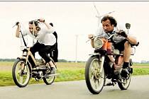 Na cestě. Christian (Lars Eidinger) a Georg (Bjarne Mädel) míří rychlostí 25 kilometrů v hodině za svobodou i sami za sebou.