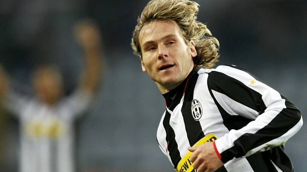 Záložník Juventusu Pavel Nevěd vévodí po podzimní části české anketě Zlatý míč 2008/2009.
