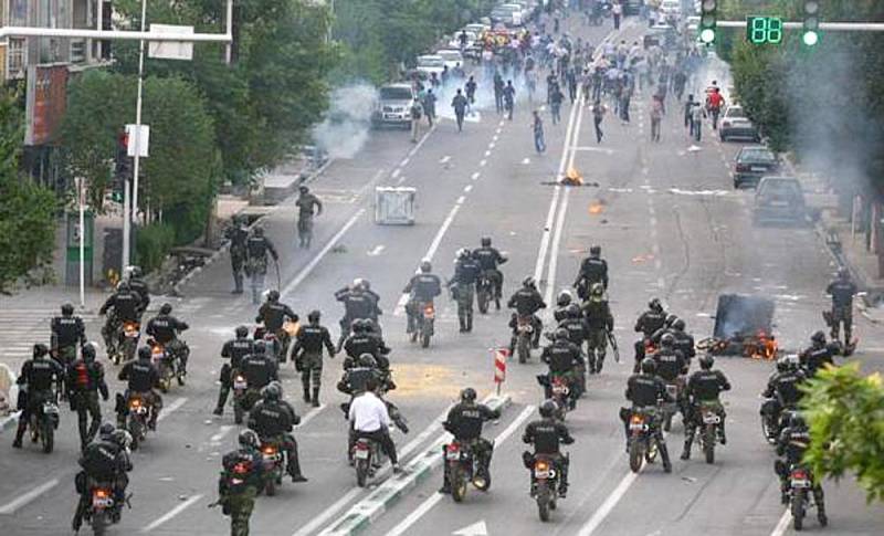 Íránští policisté na motocyklech nastupují proti demonstrantům. Snímek je převzat ze sítě Twitter.