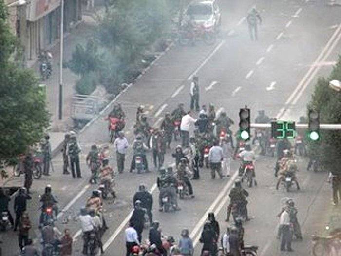 Íránští policisté na motocyklech nastupují proti demonstrantům. Snímek je převzat ze sítě Twitter.