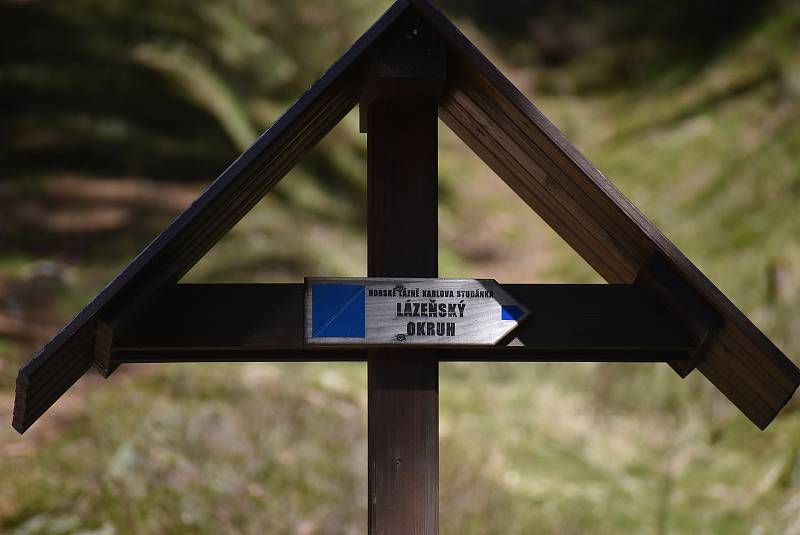 Horské lázně Karlova Studánka lákají klienty sloganem Naber sílu po covidu! Podstatou klimatoterapie je pohyb na čerstvém vzduchu.