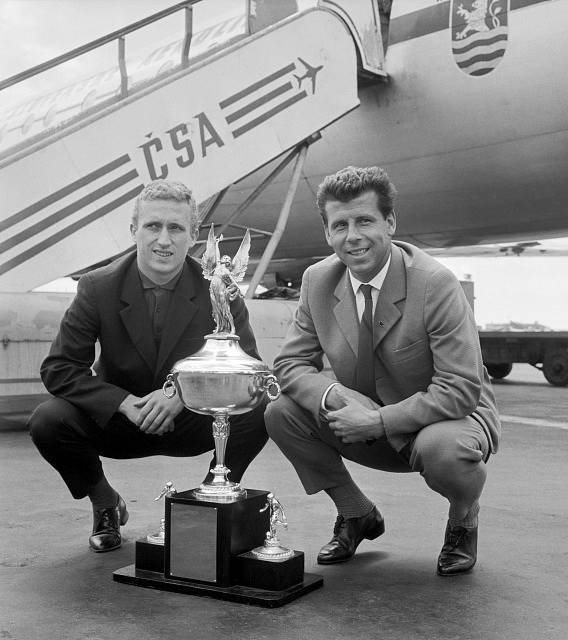 Český fotbal opustila legenda. Josef Masopust a František Knebort (vlevo) s Pohárem mezinárodní ligy USA po návratu v roce 1963