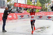 Mo Farah poprvé zvítězil v maratonu