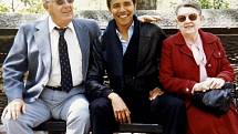Barack Obama se svými prarodiči z matčiny strany Stanleym a Madelyn Dunhamovými na nedatovaném rodinném snímku.