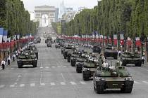 Vojenská přehlídka v Paříži.