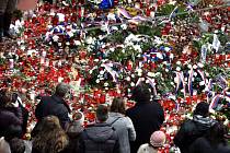 Lidé přicházeli 17. listopadu 2020 zapálit svíčky a položit květiny k památníku 17. listopadu 1989 na Národní třídě v Praze. Kvůli pandemii koronaviru se program oslav známých jako "Korzo Národní - Díky, že můžeme" přesunul na internet.