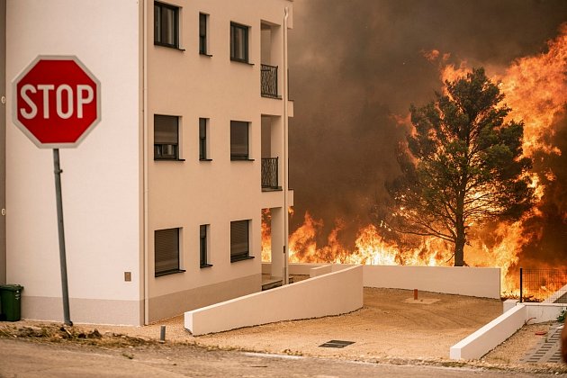 Požár u chorvatského Šibeniku je pod kontrolou. Oheň spálil stovky hektarů