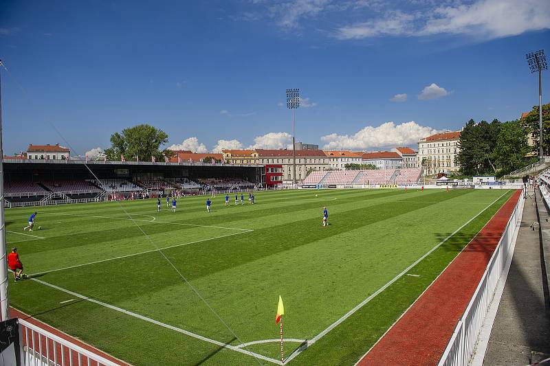 Fotbalové utkání bývalých hráčů FK Viktoria Žižkov a SK Slavia Praha k výročí 115. narozenin klubu Viktorie Žižkov 29. července v Praze. Úmorné vedro nepřitáhlo na oslavy mnoho diváků.