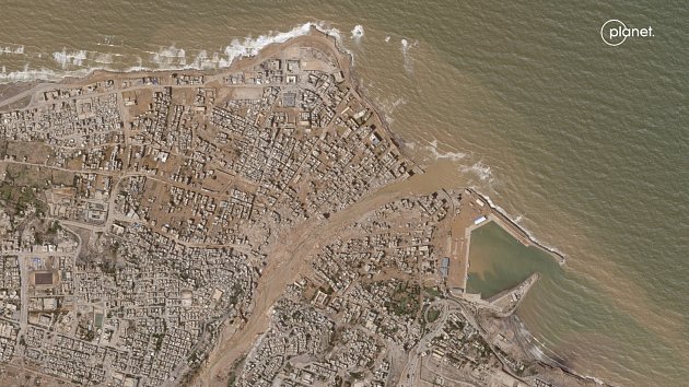 Nejvíce velká voda v Libyi poničila stotisícové město Derna - satelitní snímek po přírodní katastrofě.