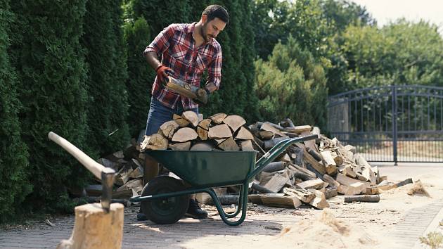 Pokud se rozhodnete pro zpracování větších kusů dřeva, jako jsou třeba klády nebo kulatina, bude správným pomocníkem výkonnější řetězová pila.