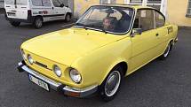 Škoda 110 R. Pastelově žluté „erko“ s bílými bočnicemi na pneumatikách přímo křičí sedmdesátými léty. Tohle přitom vypadá, jakoby zrovna sjelo z výrobní linky. Aby taky ne, kousek z roku 1978 prošel celkem nedávno kompletní renovací.