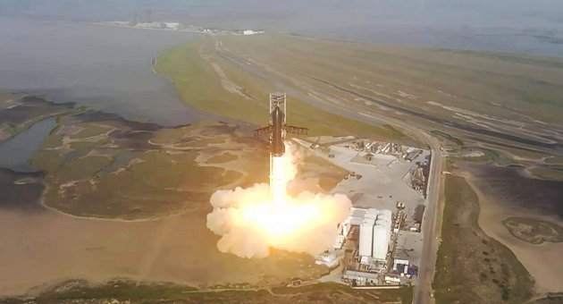 Obří raketa společnosti SpaceX záhy po startu explodovala. K závadě došlo při pokusu o oddělení kosmického plavidla od nosné rakety.