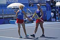 České tenistky Barbora Krejčíková (vlevo) a Kateřina Siniaková ve čtvrtfinále čtyřhry na LOH v Tokiu.