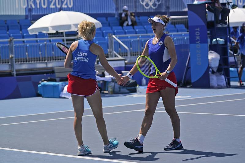 České tenistky Barbora Krejčíková (vlevo) a Kateřina Siniaková ve čtvrtfinále čtyřhry na LOH v Tokiu