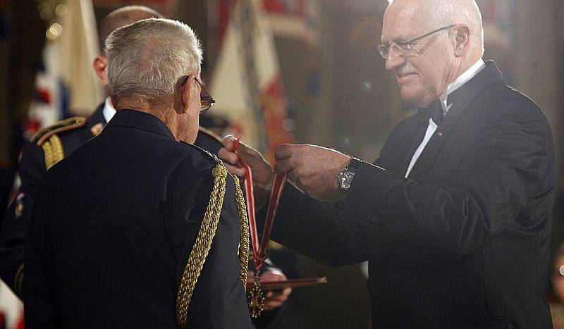 Prezident Václav Klaus při příležitosti 91.výročí založení Československé republiky udělil vysoká státní vyznamenání. Na snímku Řád bílého lva propůjčen Immrich Gablech.