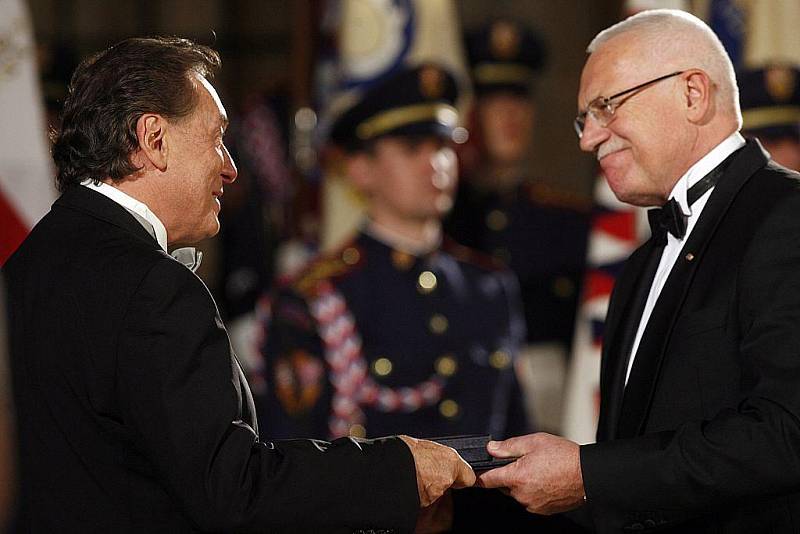 Prezident republiky Václav Klaus udělil 28. října 2009 ve Vladislavském sále Pražského hradu medaili za zásluhy v oblasti hudby Karlu Gottovi.