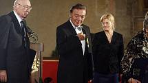 Prezident republiky Václav Klaus udělil 28. října 2009 ve Vladislavském sále Pražského hradu medaili za zásluhy v oblasti hudby Karlu Gottovi.