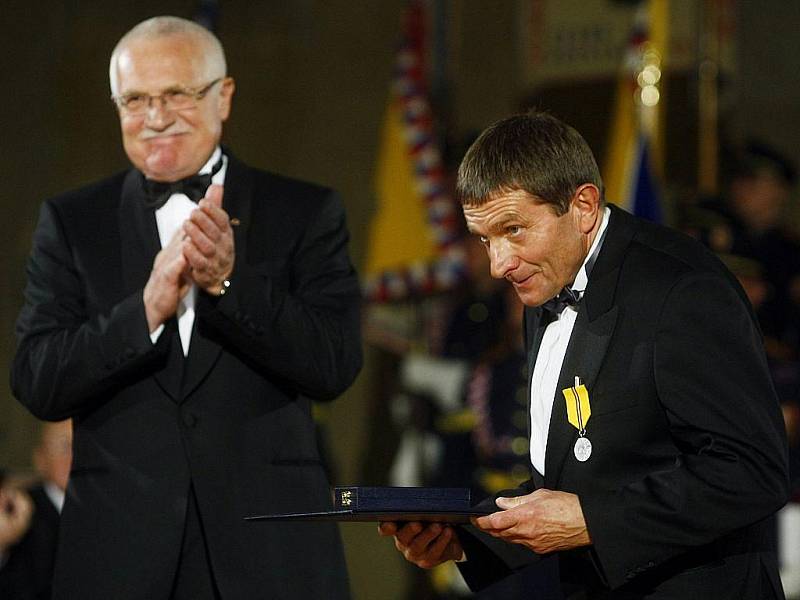 Prezident Václav Klaus při příležitosti 91.výročí založení Československé republiky udělil vysoká státní vyznamenání. Na snímku Josef Váňa.