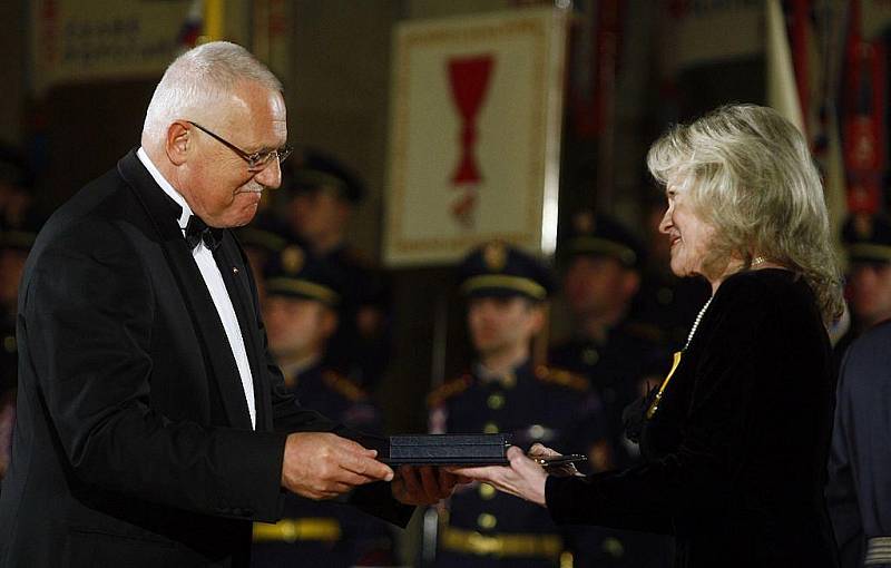 Prezident republiky Václav Klaus udělil 28. října 2009 ve Vladislavském sále Pražského hradu medaili za zásluhy v oblasti hudby Evě Pilarové.