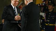Prezident republiky Václav Klaus udělil 28. října 2009 ve Vladislavském sále Pražského hradu Medaili Za zásluhy II. stupně lékaři Michaelu Aschermannovi 