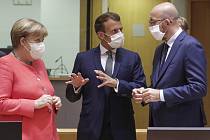 Vpravo předseda Evropské rady Charles Michel, vlevo německá kancléřka Angela Merkelová a uprostřed prezident Francie Emmanuel Macron, 17. července 2020