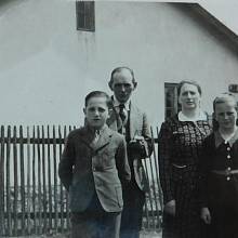 Vladimír Bernát v dětství s rodiči