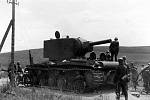 Němečtí vojáci si v roce 1941 prohlížejí ukořistěný tank KV-2