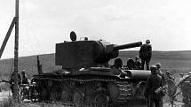 Němečtí vojáci si v roce 1941 prohlížejí ukořistěný tank KV-2