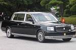 Japonský císař jezdí v pancéřovém voze Toyota Century Royal v hodnotě zhruba půl milionu amerických dolarů.