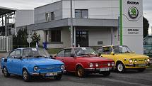 Tři z účastníků srazu před bránou továrny Škoda Auto v Kvasinách