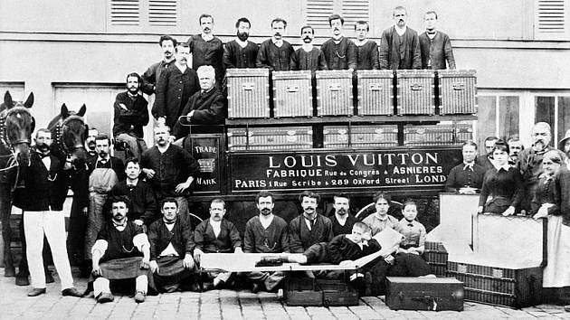 Louis Vuitton se svými zaměstnanci v dílně v městečku Asnières. Kufry s plochým víkem, které vyráběli, znamenaly batožinovou revoluci.