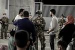 Američtí vojáci evakuují z Kábulu afghánské obyvatele.