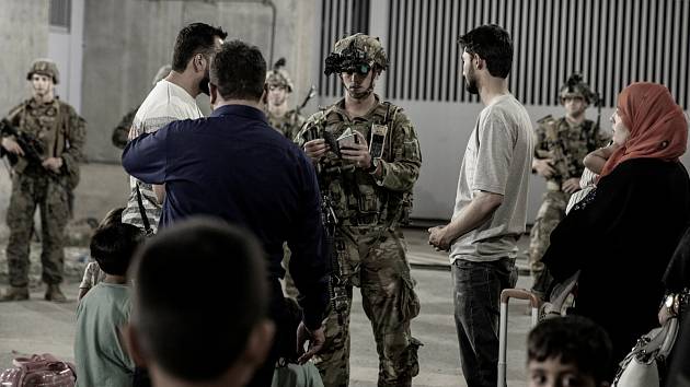 Američtí vojáci evakuují z Kábulu afghánské obyvatele.