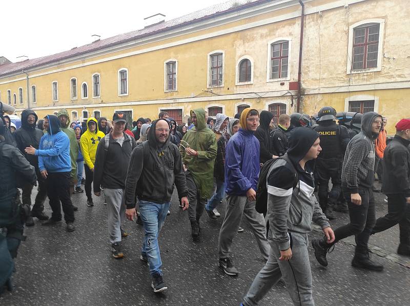 Tématem unikátního cvičení v centru Josefova bylo secvičení základních postupů při zákroku pořádkových jednotek a antikonfliktních týmů v situacích, jako jsou rizikové společenské akce či demonstrace