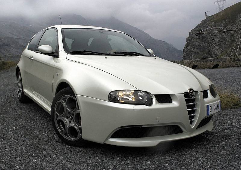 Alfa Romeo vždy vzbuzovala emoce, jako žádní jiné auto. To platí i o malém hatchbacku 147 GTA, který pohání legendární Busso. Na trhu není mnoho dalších podobných aut s motorem V6. Díky samosvoru Quaife také skvěle jezdí.